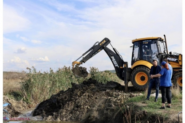 Zeci de baraje construite ILEGAL pe râurile din țară, care limitau accesul la apă pentru cetățeni au fost DEMOLATE