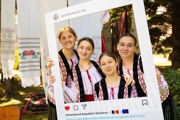 „IE pentru IE” // 20 de costume populare din diverse localități ale R. Moldova, expuse în Parlament: „Cu IA vom merge în Uniunea Europeană și vom arăta cât de profund este patrimoniul nostru”