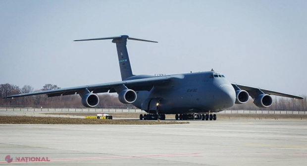 Un avion MILITAR american a ATERIZAT pe aeroportul din Chișinău. Vezi cine se afla la bord