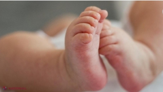 Caz ŞOCANT la Hâncești: Un bebeluş de 9 luni a decedat după ce a căzut împreună cu mama lui din maşina condusă de tată. Ambii soţi erau în stare de ebrietate