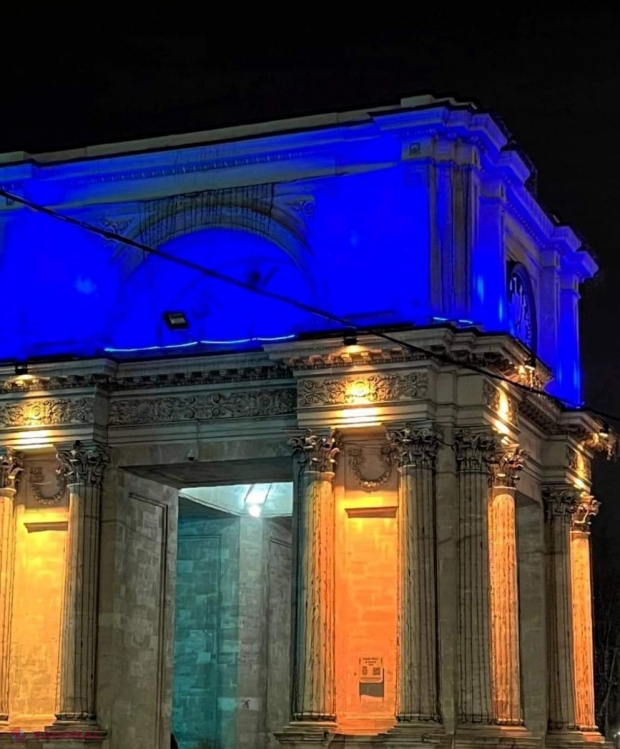 GALERIE FOTO // Arcul de Triumf din centrul Chișinăului, iluminat în culorile drapelului ucrainean. Marș al solidarității în capitala R. Moldova, la doi ani de la invazia militară a Rusiei în statul vecin
