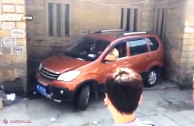 VIDEO // Cel mai INVENTIV șofer. E incredibil cum își parchează mașina!