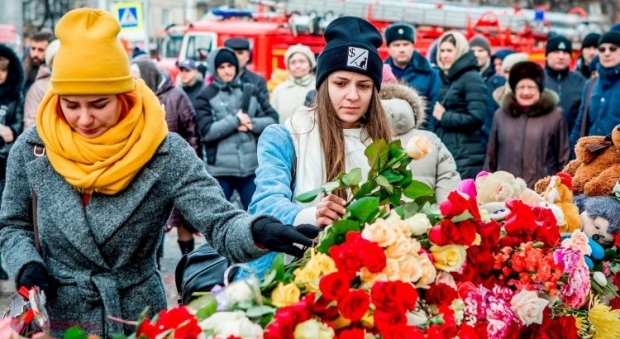 Putin a mers la Kemerovo, unde zeci de persoane au ars de vii: „Vorbim despre demografie şi pierdem atâtea vieţi din cauza a ce? Din cauza neglijenţei criminale şi a nepăsării