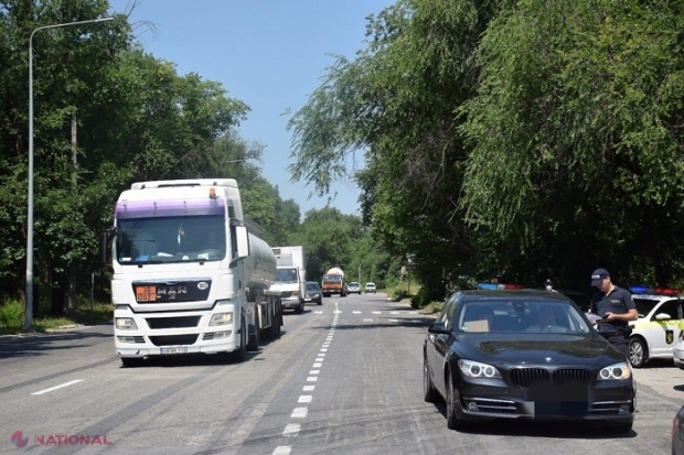 FOTO // Ploaia de ieri a lăsat mai multe mașini FĂRĂ plăcuțele cu numere de înmatriculare: Șoferii care le-au pierdut sunt chemați la Poliție să le recupereze
