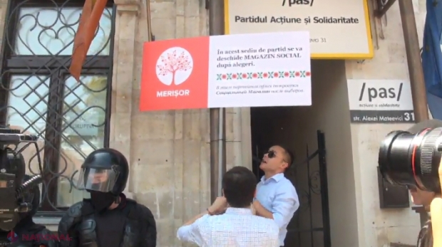 Simpatizanții Partidului „ȘOR” protestează „împotriva intenției PAS, PDA și PLDM de a închide magazinele sociale”. Organizatorii spun că la protest sunt mii de oameni