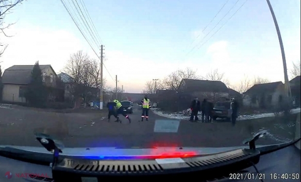 FOTO // Polițiști, insultați și BĂTUȚI în mijlocul străzii la Bălți: „Din automobil au ieșit cinci persoane, toate vizibil în stare de ebrietate alcoolică și cu un comportament agresiv”