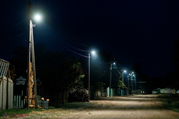 FOTO // Echipa Partidului „ȘOR” a aprins lumina pe străzile satului Tabăra, din raionul Orhei