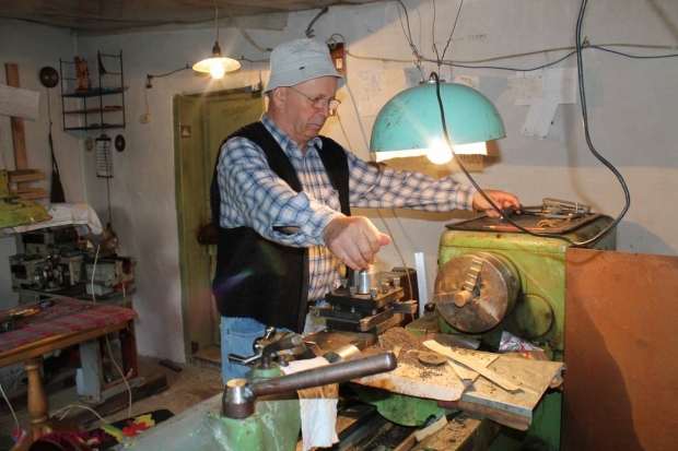 Omul care face lemnul să cânte. Cei mai renumiţi artişti îi comandă instrumente muzicale