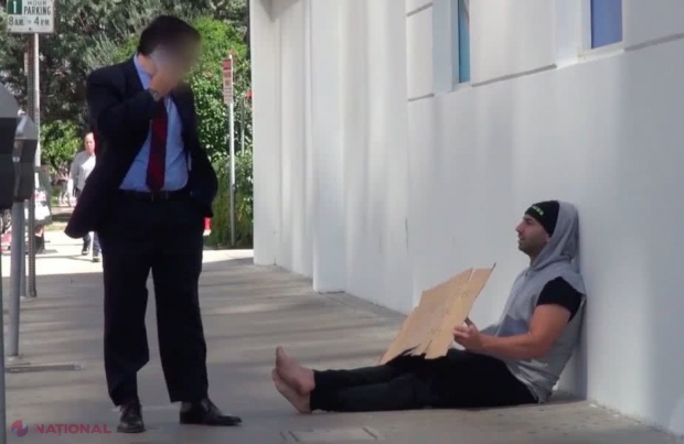 VIDEO // Cum reacționează oamenii când un cerșător le oferă bani