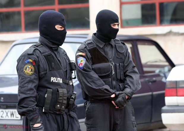 Nu e GLUMĂ. S-a trezit cu MASCAŢII la uşă şi a crezut că sunt STRIPPERI!