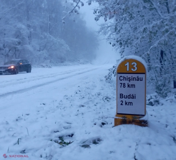 FOTO // Prima ninsoare din acest sezon rece le dă bătăi de cap șoferilor: O bandă de circulație, blocată pe drumul M5, în apropiere de Bravicea, iar drumarii au lucrat toată noaptea în nordul și centrul R. Moldova