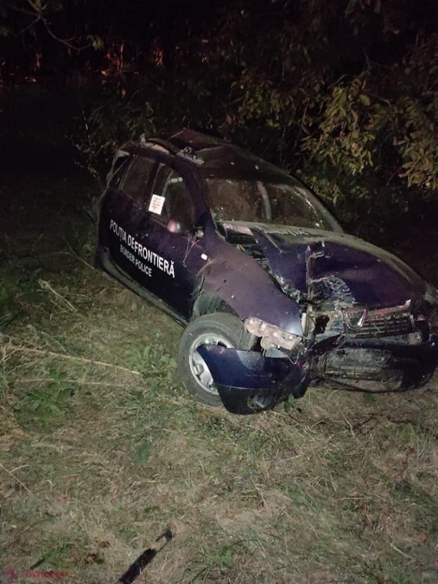 FOTO // O mașină a Poliției de Frontieră, implicată într-un accident rutier la Ștefan Vodă: Automobilul a fost proiectat într-un copac, iar un polițist a ajuns la spital. Cealaltă mașină ar fi fost condusă tot de către un polițist de frontieră