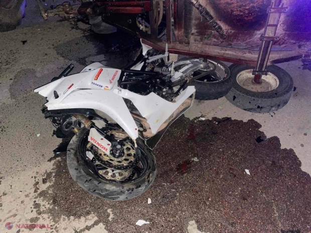 FOTO Grav accident la Dondușeni: Două persoane au decedat după ce s-au ciocnit cu motocicleta în cisterna unui tractor