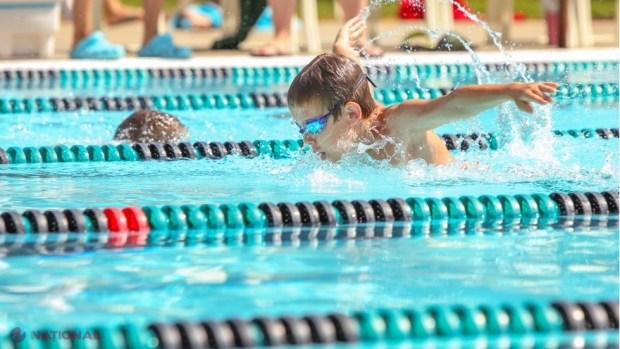 Cum influențează înotul dezvoltarea copilului tău? MOTIVE pentru care ar trebui să-ți duci copilul la înot chiar de mâine