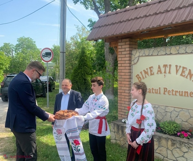 România, investiții de peste 3 milioane de lei la Petrunea: Grădinița și gimnaziul din sat - renovate, iar sistemul de canalizare - construit cu bani românești. Ambasadorul Țurcan: „Sat de oameni gospodari, fondat în timpul domniei Regelui Ferdinand”