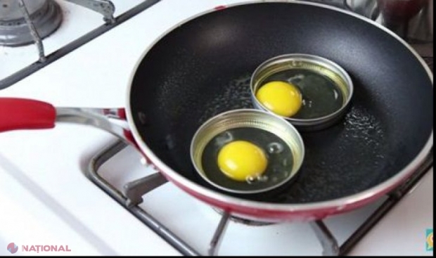 VIDEO // A pus ouă în capacele de la borcan. Vei rămâne surprins ce a ieșit