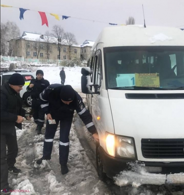 Poliția a INTERZIS mai multor microbuze să circule pe rute, pe motiv că NU erau echipate cu pneuri de iarnă