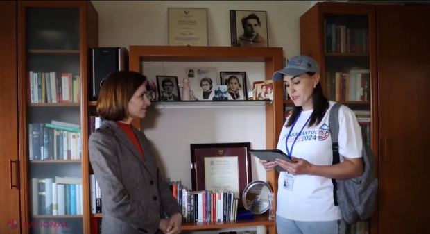 VIDEO // Maia Sandu a primit recenzorii în apartamentul său de la Buiucani: „Interviul durează aproximativ 10 minute... Rezultatele colectate de BNS vor ajuta statul să distribuie resursele corect și în funcție de necesități”