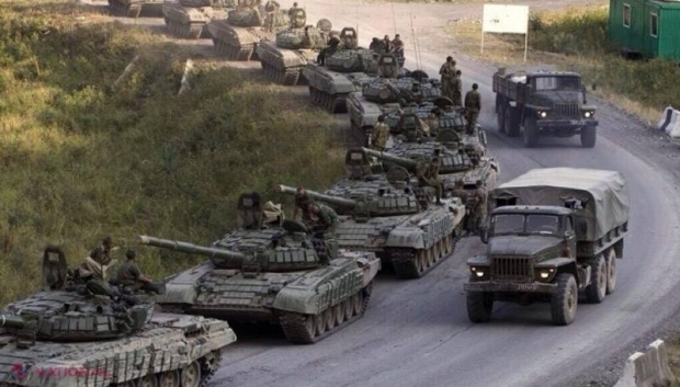  O coloană de doi kilometri de tancuri și mașini blindate se îndrepată spre Ucraina