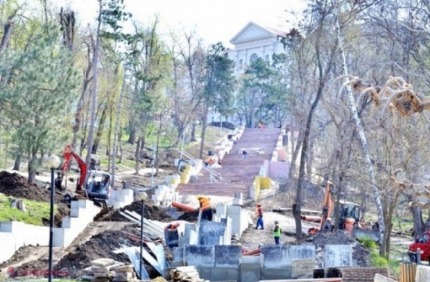 Inaugurarea scărilor de granit din Parcul „Valea Morilor”, cu bani din România, se AMÂNĂ