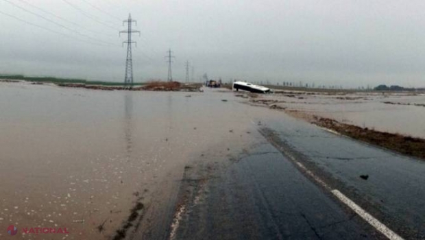 Imagini ȘOCANTE în Constanţa. Un autocar plin cu pasageri a fost luat de viitură