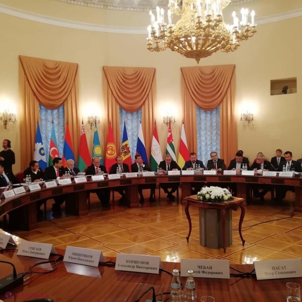 FOTO, SCANDALOS // Steagul R. Moldova, alături de cel al separatiștilor din Abhazia, la un eveniment de la Moscova, în prezența a doi deputați socialiști de la Chișinău