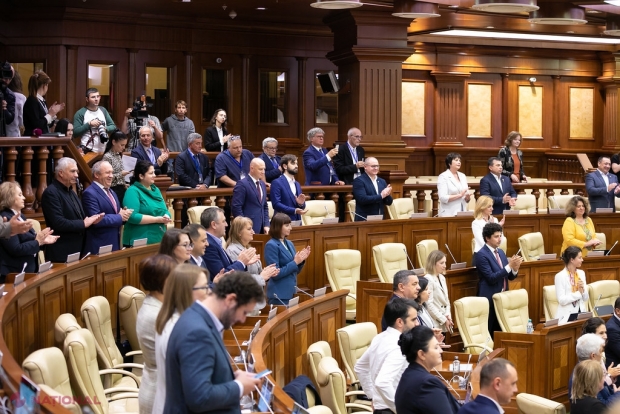 Inițiativa care prevede achitarea unei indemnizații lunare de 1 000 de lei pentru toți copiii din R. Moldova până la vârsta de doi ani, primul PAS în Parlament: Achitările încep de la 1 octombrie