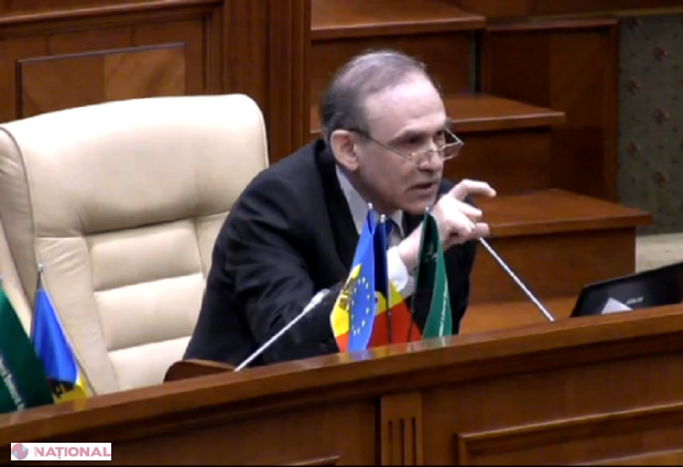 Accesorii noi pe mesele deputaților