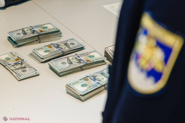 FOTO // A încercat să părăsească R. Moldova cu buzunarele pline cu DOLARI americani, dar scanerul a identificat mijloacele financiare
