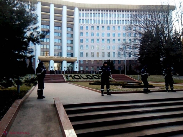 FOTO // Măsuri sporite de SECURITATE, la parlament. Polițiștii au înconjurat clădirea