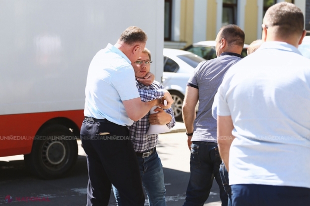 FOTO // Purtătorul de cuvânt al liberalilor, AGRESAT de un deputat socialist