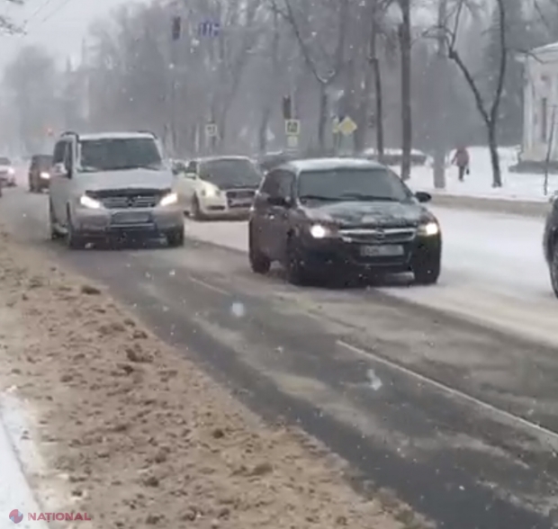 Șoferii care nu și-au echipat automobilele cu cauciucuri de iarnă sunt rugați să nu iasă în trafic: „Îngreunează și lucrările de deszăpezire”