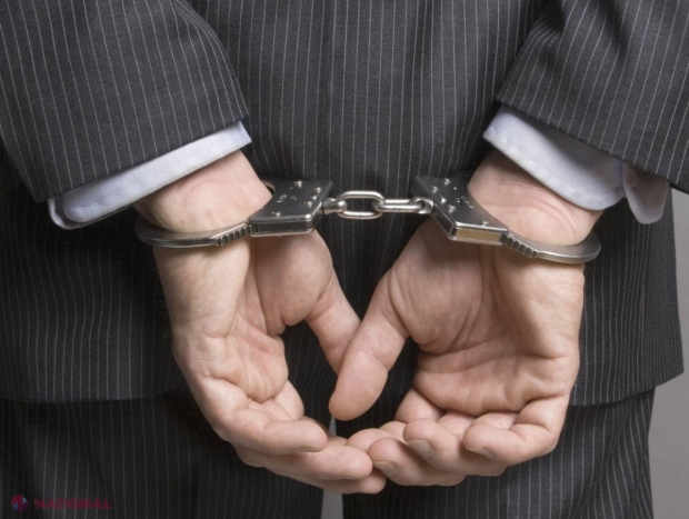 Scotea bani și din... SARE, dar a ajuns la ÎNCHISOARE! Ce a comis un inspector fiscal din capitală?