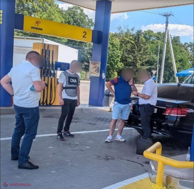 INTERCEPTĂRI // Noi detalii despre VAMEȘUL reținut de CNA, care fi cerut 10 000 de euro pentru a asigura trecerea fără impedimente a unui lot de marfă de CONTRABANDĂ. „Brat, eu mai mult risc: lucru, chestii, MITĂ, variante...”