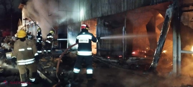 Incendiul de la Piața Centrală din Chișinău, lichidat după şapte ore de luptă cu flăcările: Gherete pline cu mărfuri, întinse pe 1 000 de metri pătrați, făcute scrum. Cauzele dezastrului, cercetate de specialiști la fața locului 