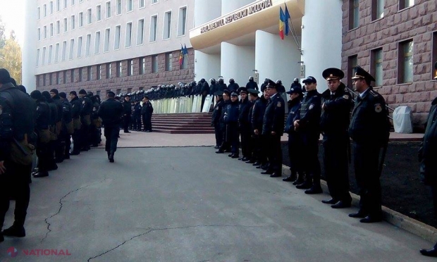 FOTO // SUTE de polițiști cu scuturi și arme, în fața Parlamentului