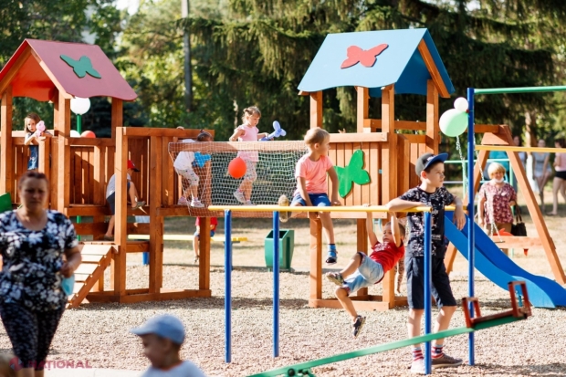 FOTO // Noi terenuri de joacă în satele Stolniceni și Miciurin, amenajate în cadrul unui proiect al Partidului „ȘOR”. Într-o lună au fost date în exploatare deja 16 terenuri de joacă