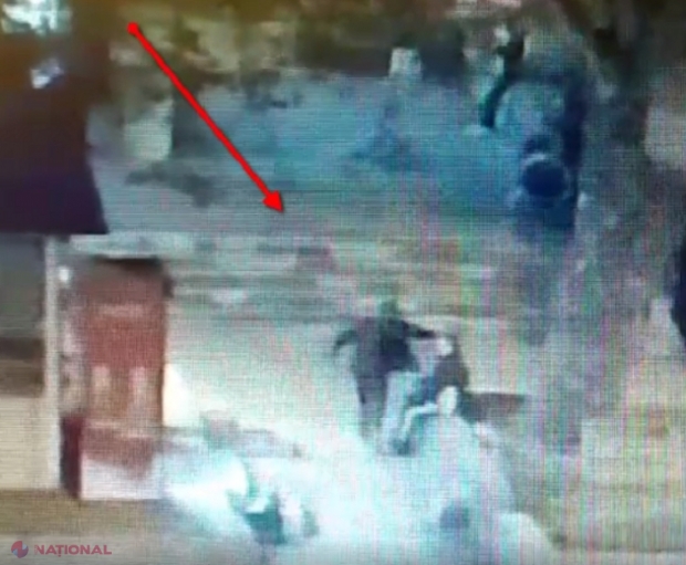 VIDEO // Momentul în care un individ îi trage un pumn în cap unui locuitor de la Botanica și îi fură telefonul mobil