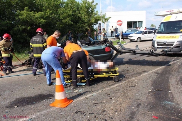 VIDEO, FOTO // Accident cumplit la Bălți: Un „Audi A6” s-a tamponat cu o autocisternă, iar salvatorii au tăiat mașina în două pentru a scoate șoferul dintre fiare 