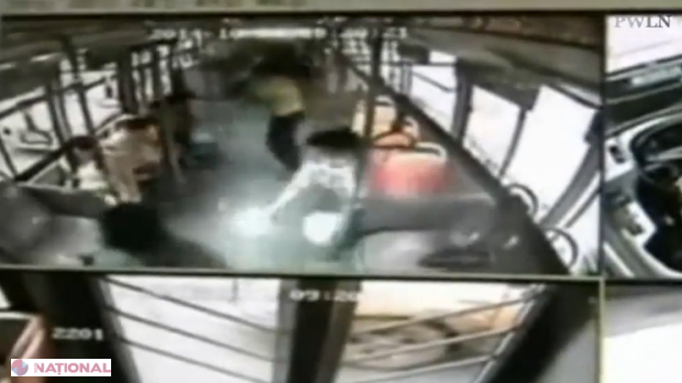 VIDEO // Panică într-un autobuz. Un telefon mobil A EXPLODAT în mâna unei pasagere  