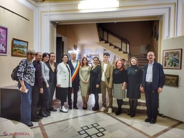 Tablourile pictate de profesorii Școlii de arte plastice pentru copii din Cahul, expuse la Câmpina, localitatea din România înfrățită acum cinci ani cu municipiul din R. Moldova
