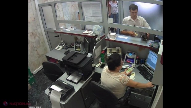 VIDEO // Ar fi FURAT 1 000 de dolari dintr-o bancă de la Chișinău: Dacă îl recunoașteți, anunțați Poliția!