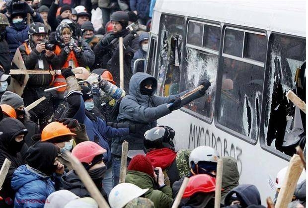 KIEV Ciocniri între protestatari şi forţele de ordine: Autobuz incendiat şi Kliciko - stropit cu spumă