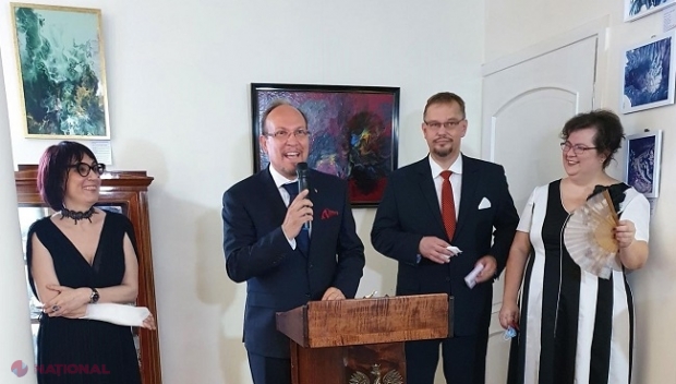 GALERIE FOTO // Centenarul Alianței Defensive Româno-Polone, marcat la Chișinău prin vernisarea unei expoziții semnate de soția Ambasadorului României la reședința Ambasadorului Poloniei: „O veche şi trainică prietenie, care merge adânc în istorie”