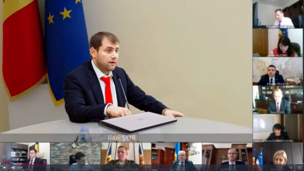 FOTO // Șor se plânge că se încearcă ELIMINAREA sa din politică. Acesta a plasat poze cu sine la GUVERN: „Eu, Ilan Șor, mi-am pus cagulă pe cap și am pus PISTOL la tâmplele celor trei premieri, am scos miliardul într-un sac mare din haznaua băncii”