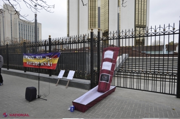 SICRIUL lăsat de unioniști la poarta lui Dodon ar fi fost FURAT: Bilețchi promite „câte un sicriu în fiecare săptămână” pentru președinte