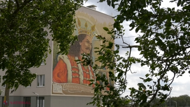 VIDEO // Chipul lui Ștefan cel Mare, pe o clădire de la Căușeni: Pictura murală imensă poartă semnătura pictorului Alexei Luca
