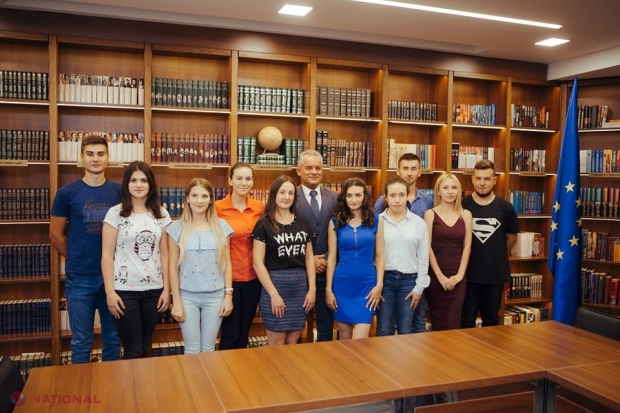 Mesajul lui Vlad Plahotniuc transmis celor mai buni zece absolvenți ai liceului din Grozești: „Este o ŢARĂ, nu o întreprindere sau un birou”