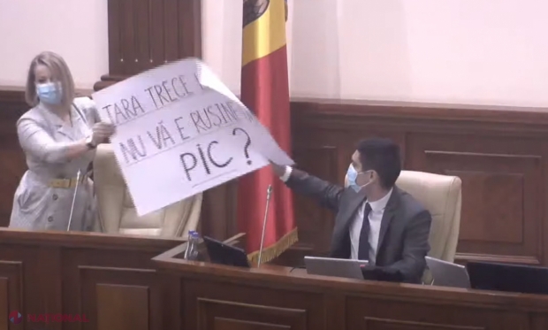 VIDEO // În căutarea posterului PIERDUT – „Țara trece la TIZIC, nu vă e rușine-un pic?”. Vicepreședintele Parlamentului, Mihai Popșoi, a primit un CADOU în plenul Parlamentului