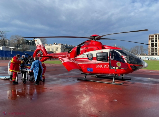 VIDEO // Un elicopter SMURD de la Iași a adus un tânăr de la Ocnița la Chișinău: Arsuri grave pe 40% din suprafața corpului